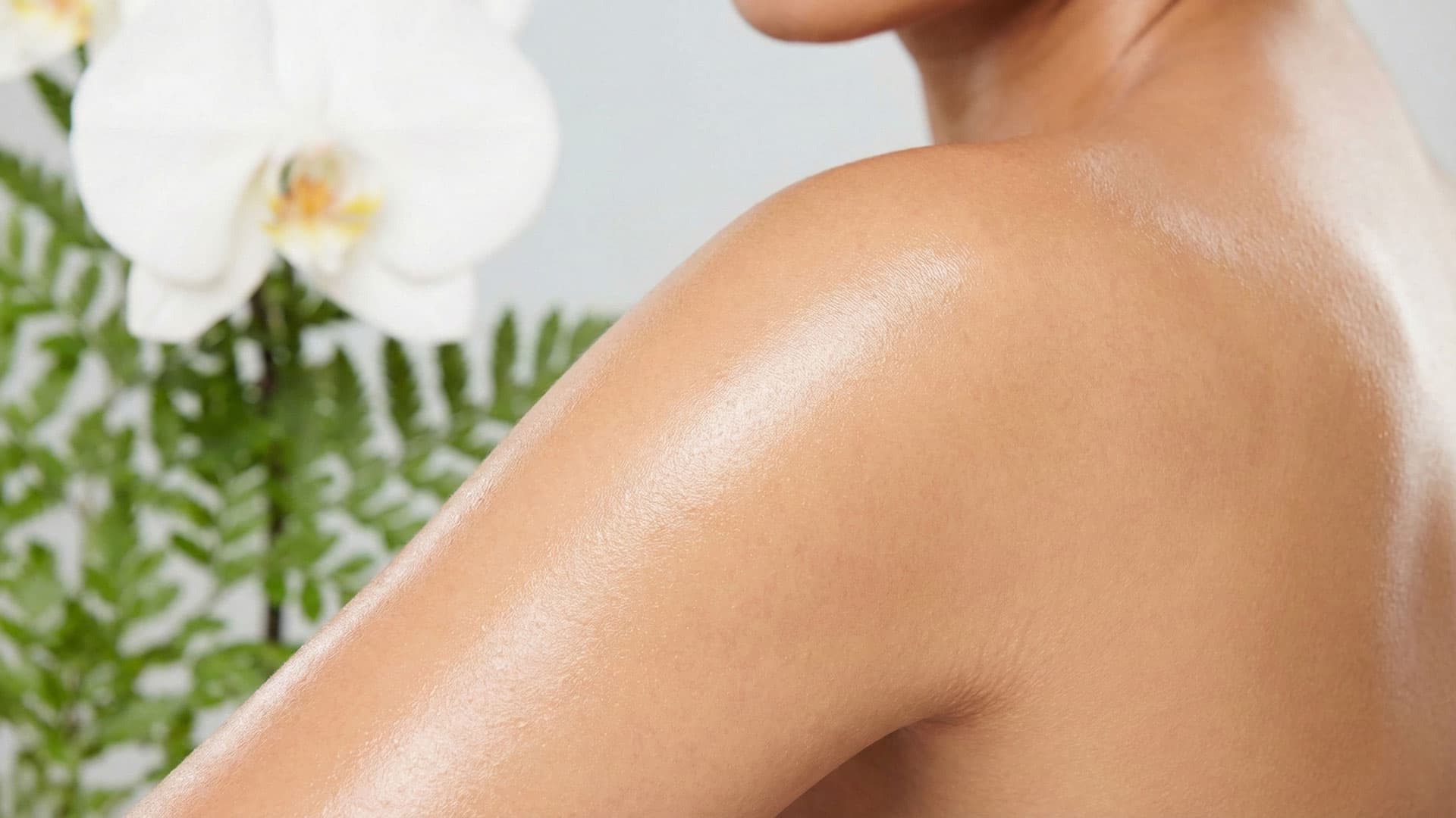 Warm honey-colored wax and smooth skin